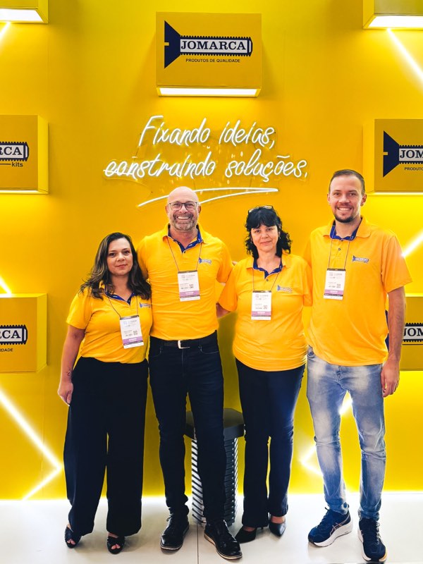 Painel “Fixando ideias, construindo soluções” no estande da Jomarca Kits.