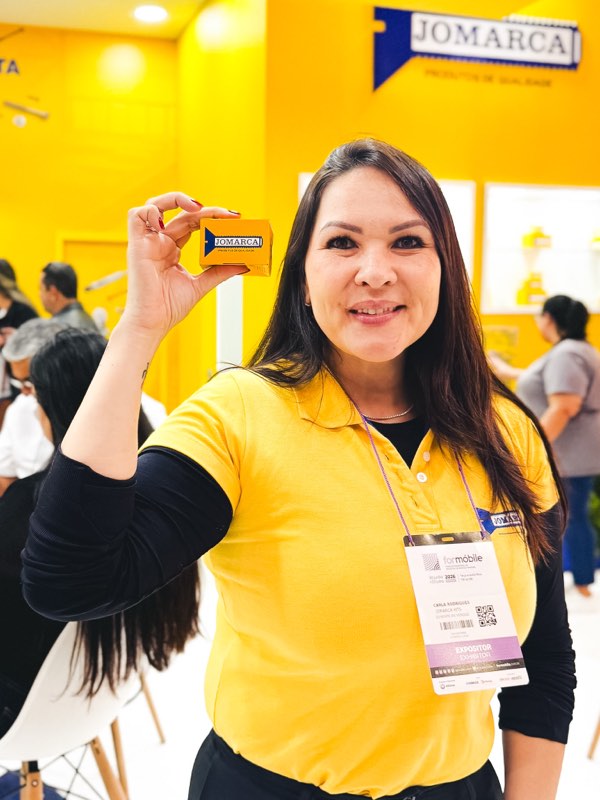 Painel “Fixando ideias, construindo soluções” no estande da Jomarca Kits.
