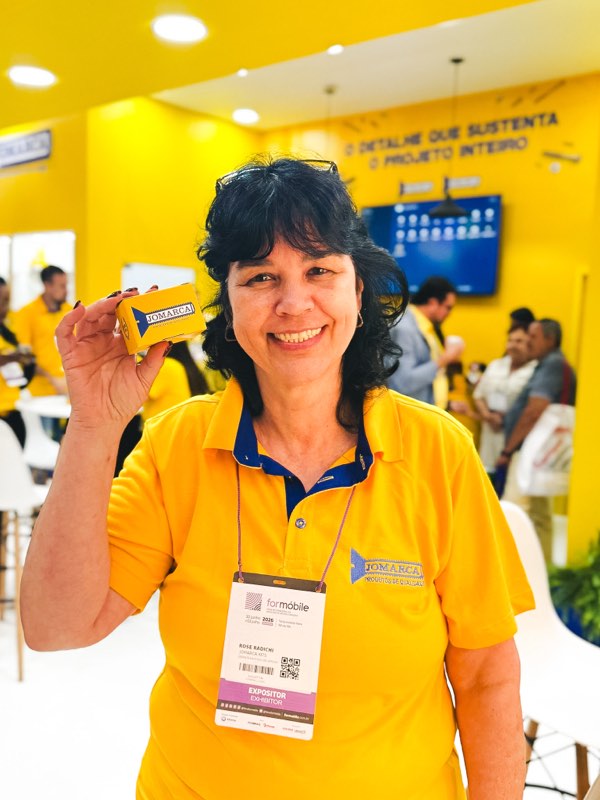 Painel “Fixando ideias, construindo soluções” no estande da Jomarca Kits.