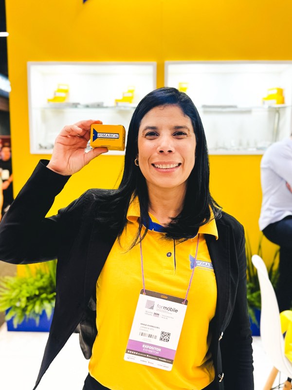 Equipe da Jomarca Kits atendendo visitantes na Formóbile 2026.