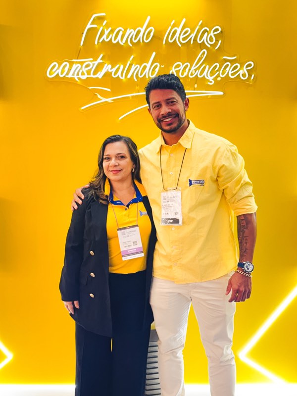 Equipe da Jomarca Kits atendendo visitantes na Formóbile 2026.