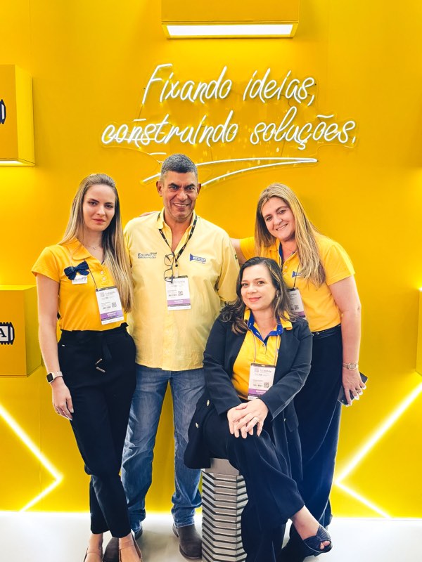 Visitantes no estande da Jomarca Kits durante a Formóbile 2026.